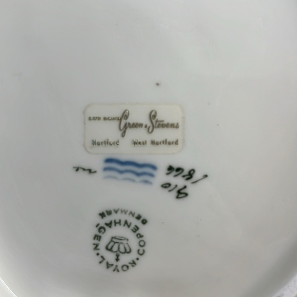 Royal Copenhagen Frijsenborg 910 leaf shaped dish - Picture 5 of 5